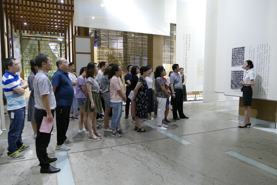 医务人员在讲解员的带领下参观孙思邈纪念馆.JPG