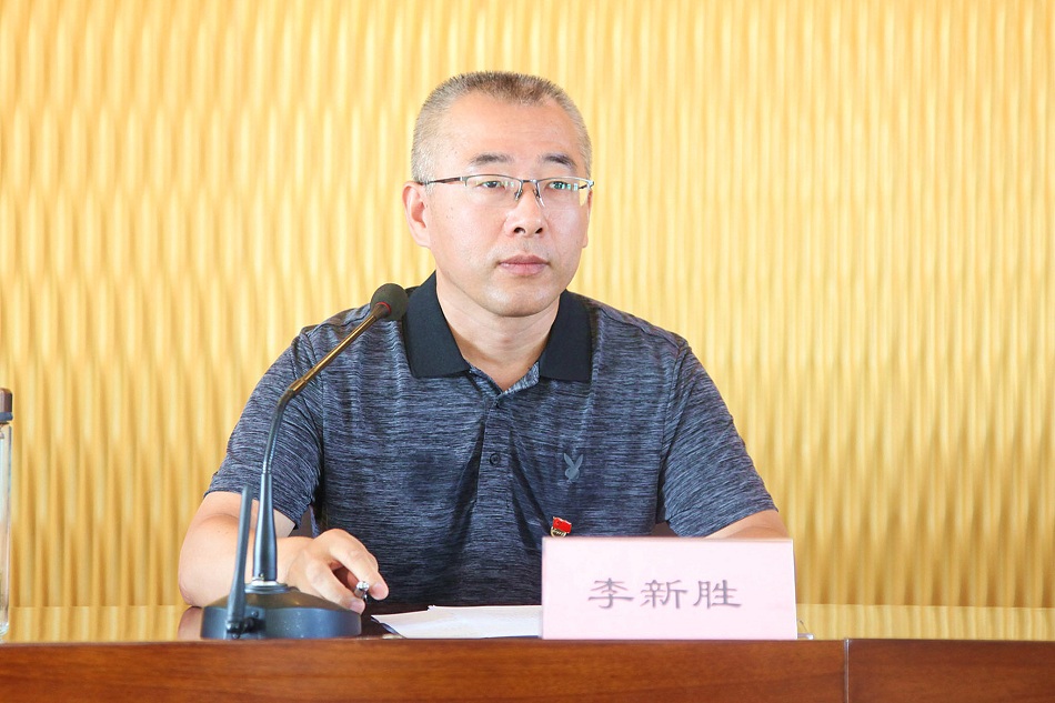 李新胜主持宣讲报告会.jpg