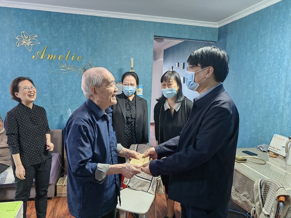 陕西地矿医院节前慰问离休老同志