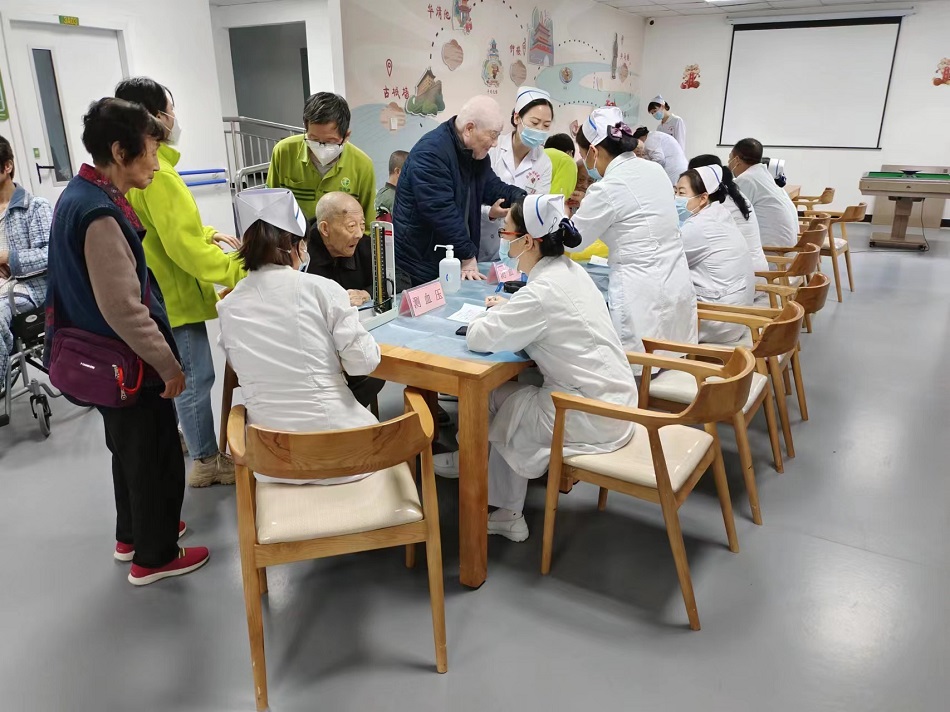 【护士节系列活动】陕西地矿医院走进福寿康养老服务中心开展义诊活动.jpg